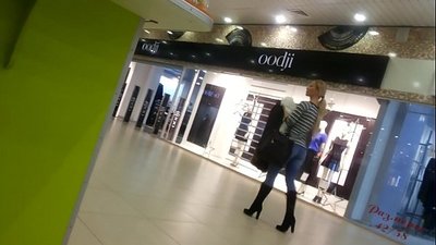 Chick mai sanyi a cikin babban kanti.