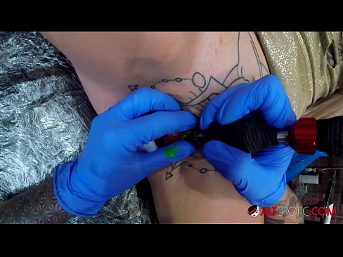 ❤️ Sully Savage mai tsananin jarfa ta yi tattoo a kan kwarin ta ❤️ Batsa kawai ❌️